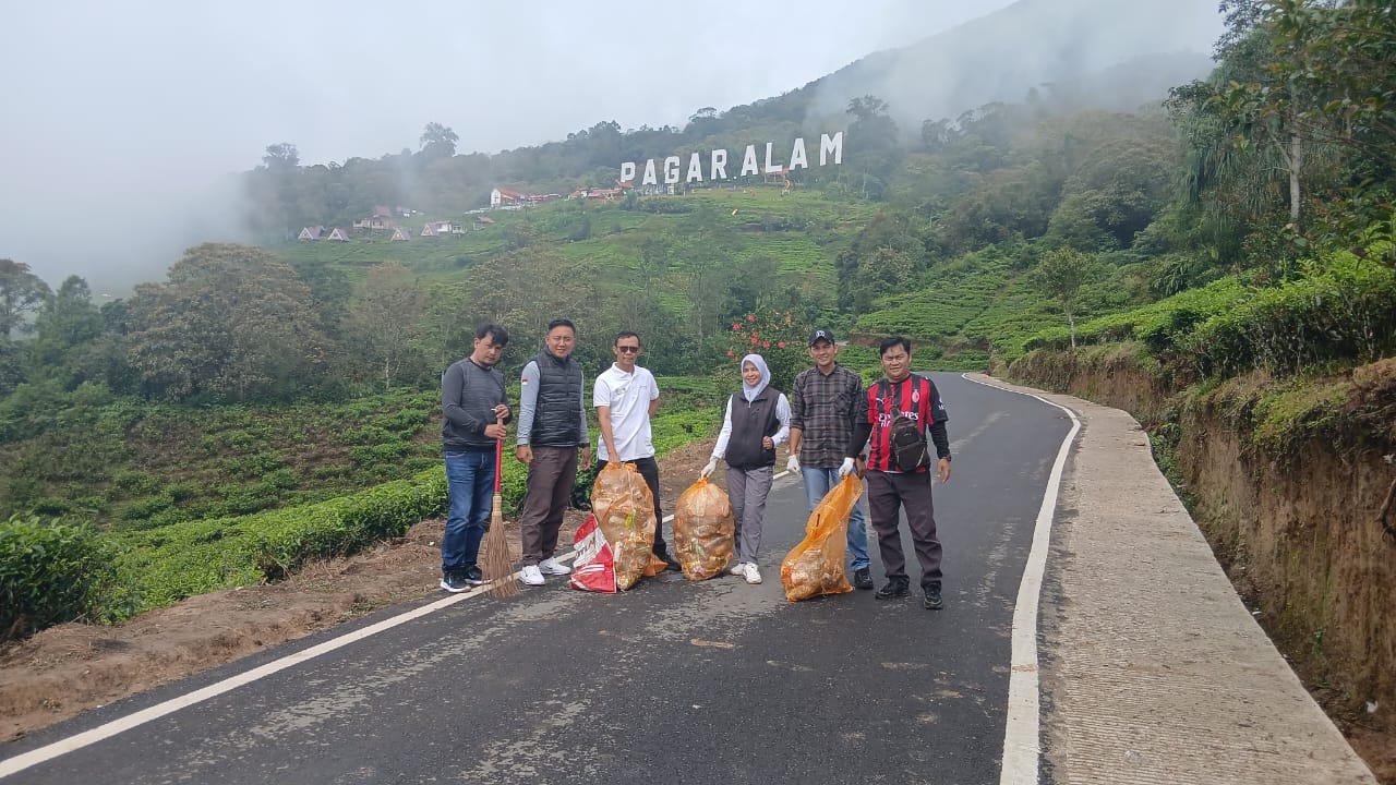 Aksi Wisata Bersih Jalur Wisata Gunung Dempo